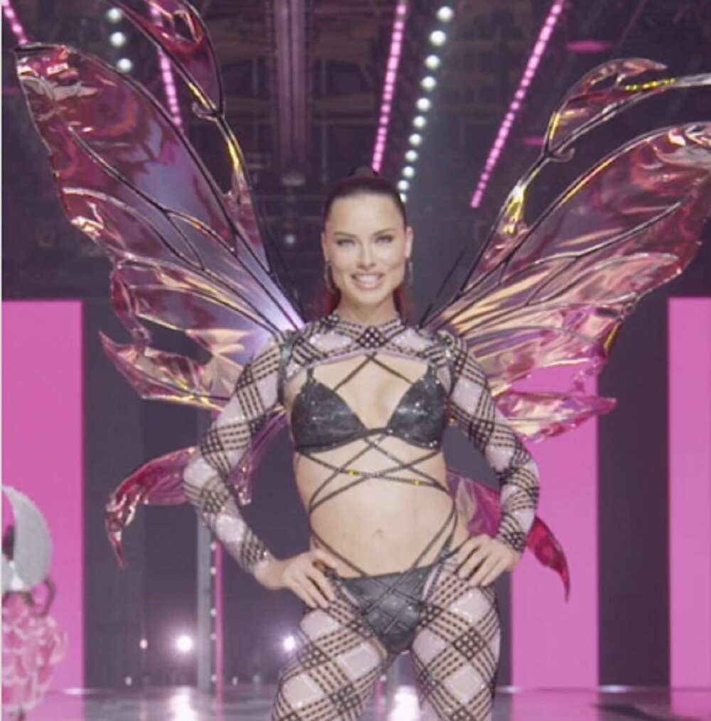 Adriana Lima faz retorno triunfal às passarelas no Victoria’s Secret Fashion Show