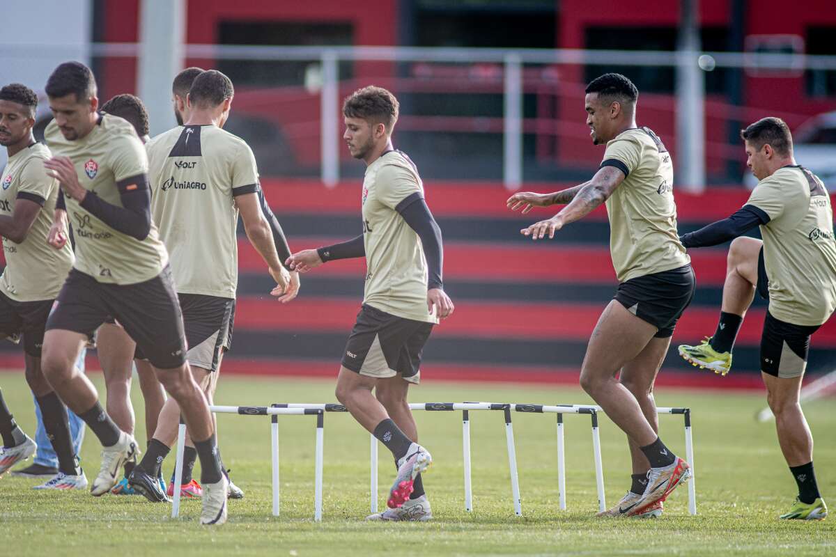 Vitória continua preparação para duelo contra o Bragantino; meia rescinde com o clube