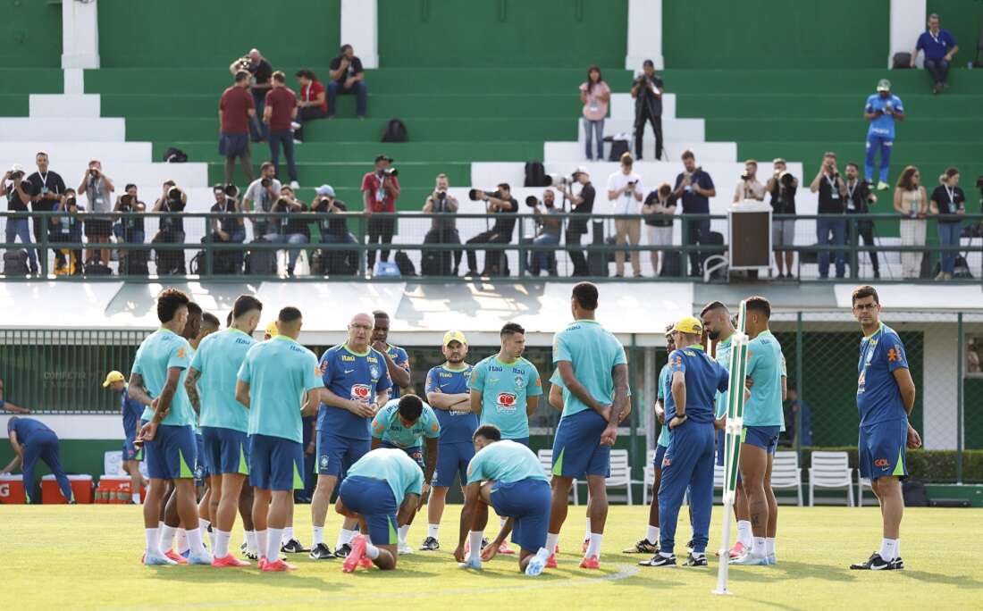 Em clima de tensão, Brasil faz primeiro treino no CT do Palmeiras antes de pegar o Chile