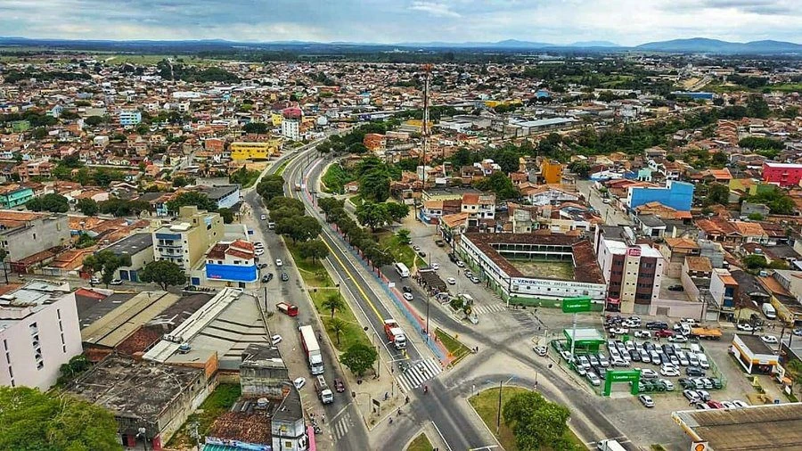 Criança é encontrada abandonada e com roupas molhadas de urina em cidade do interior baiano