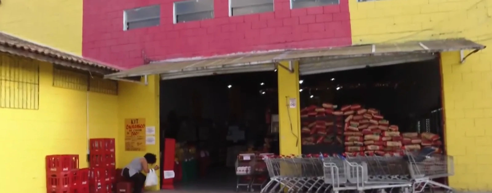 Supermercado é flagrado com mosca em freezer, produtos vencidos e suspeita de fezes de rato