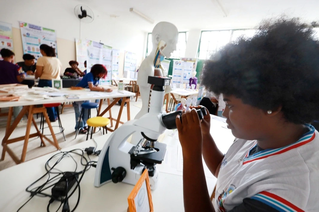 Edital oferece 400 bolsas de R$ 800 para professores da rede estadual; veja detalhes