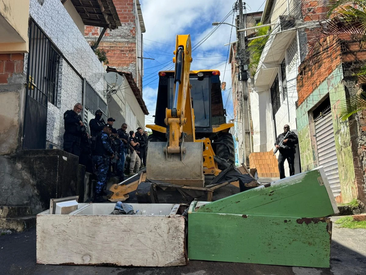 Polícia desobstrui mais de 15 ruas em Salvador durante a Operação Barricada II