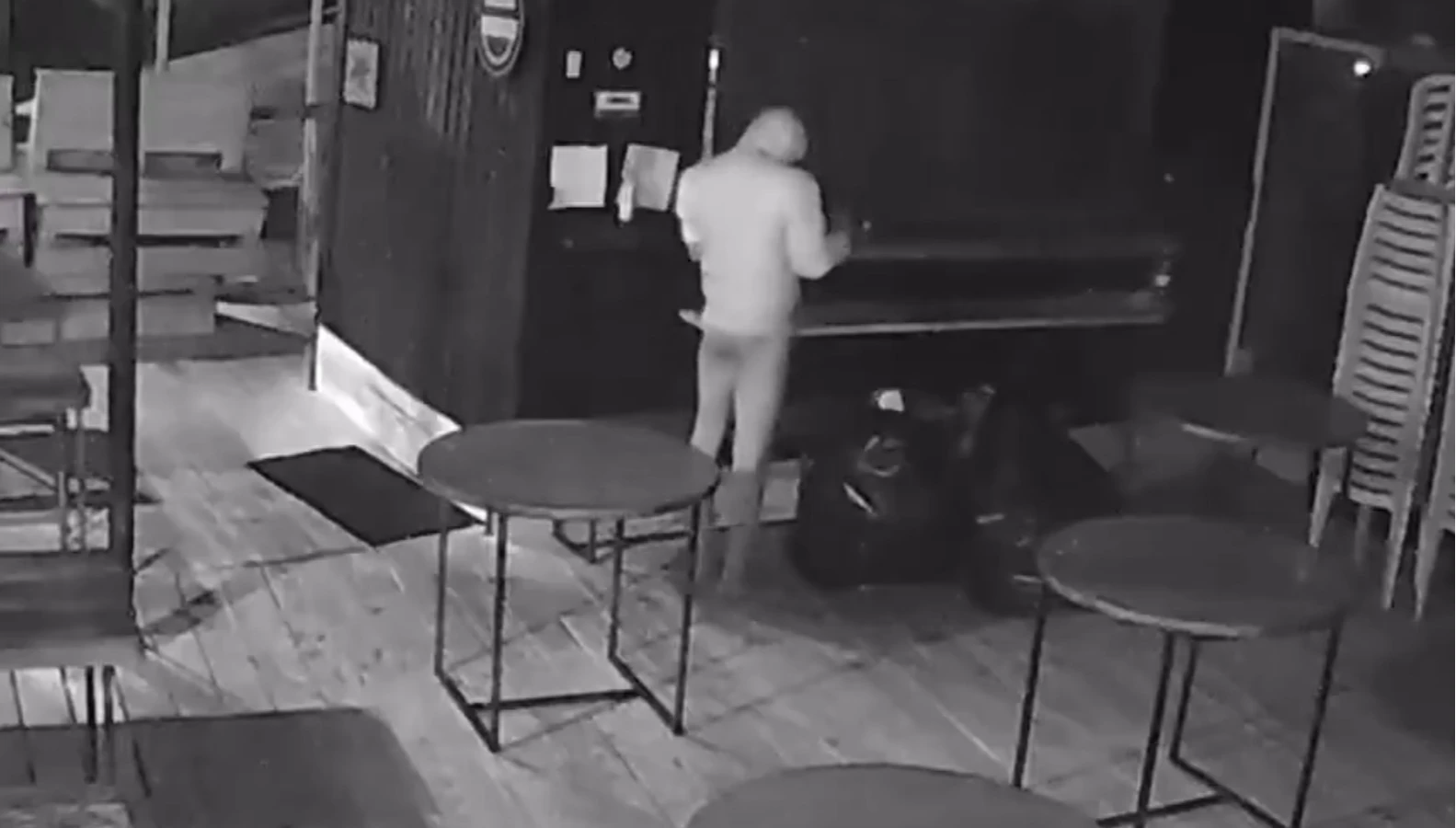 Ladrão vestido só de calcinha e moletom invade loja para furtar bebidas; veja vídeo
