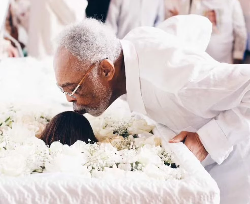 Pode beijar o morto no caixão? Especialista explica