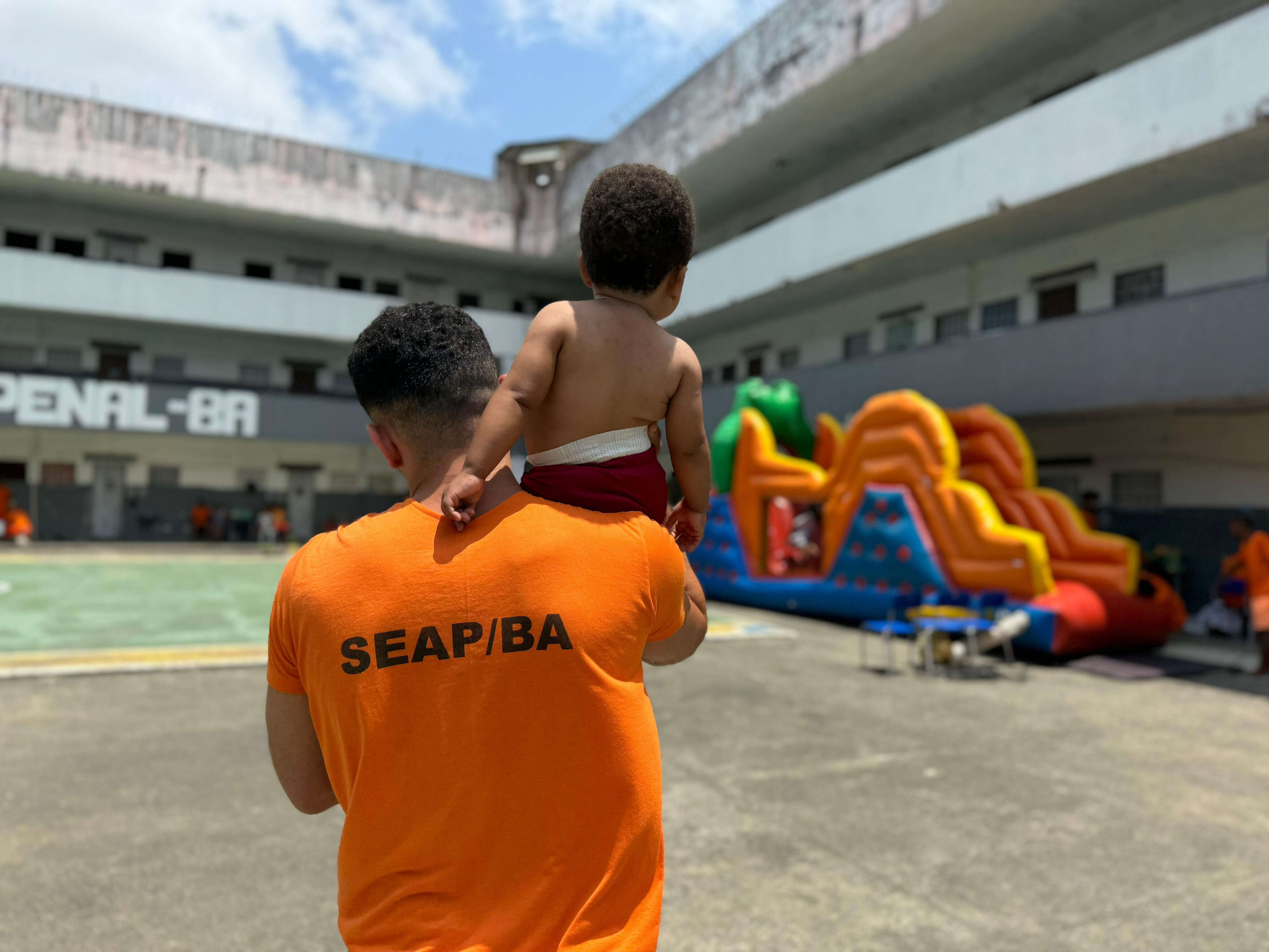 Detentos recebem filhos na Penitenciária Lemos Brito para festejar Dia das Crianças