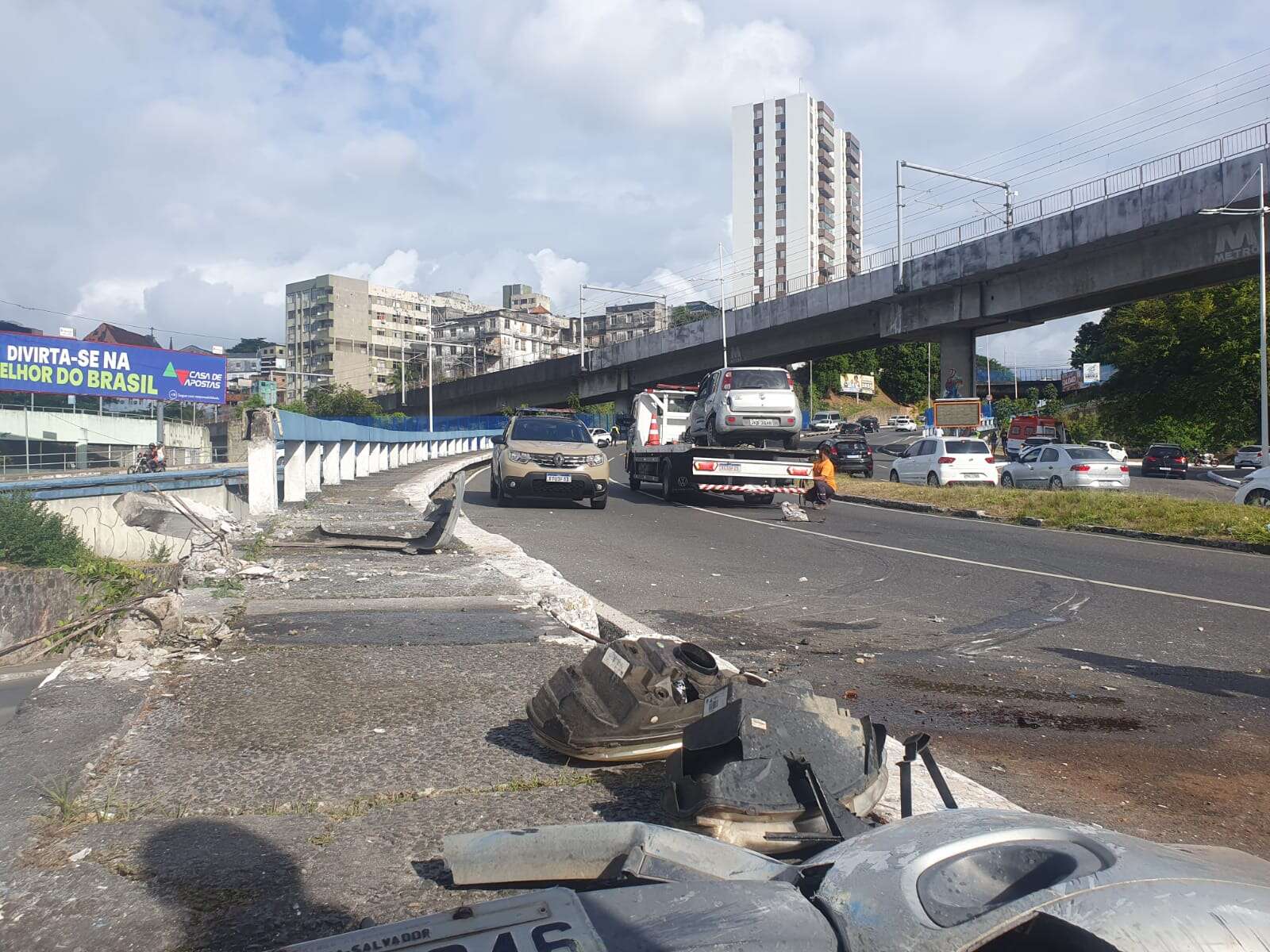 Acidente deixa carro pendurado em viaduto do Vale de Nazaré e interrompe trânsito sentido BR-324