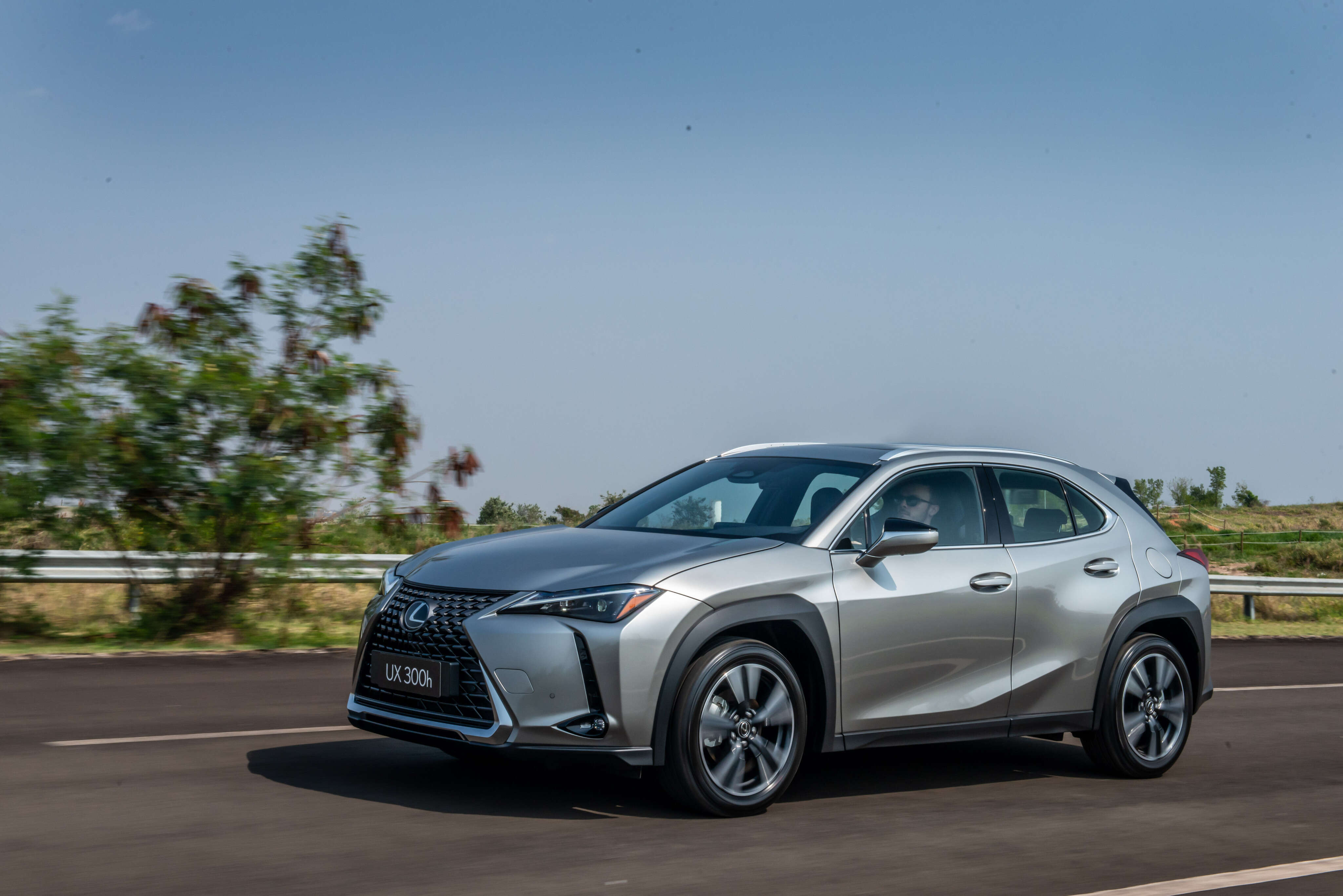 Lexus UX fica R$ 14 mil mais barato e faz 17 km/l