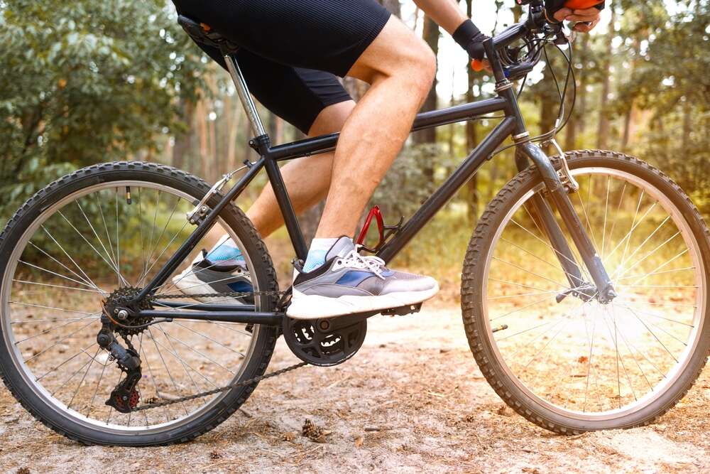 Pedalar ajuda a evitar e combater artrose nos joelhos, aponta estudo