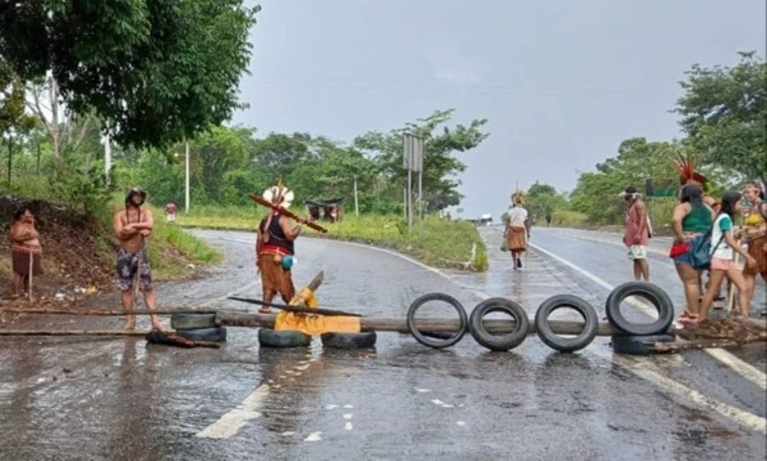Indígenas Pataxó interditam BR-101 após prisão de cacique na Bahia
