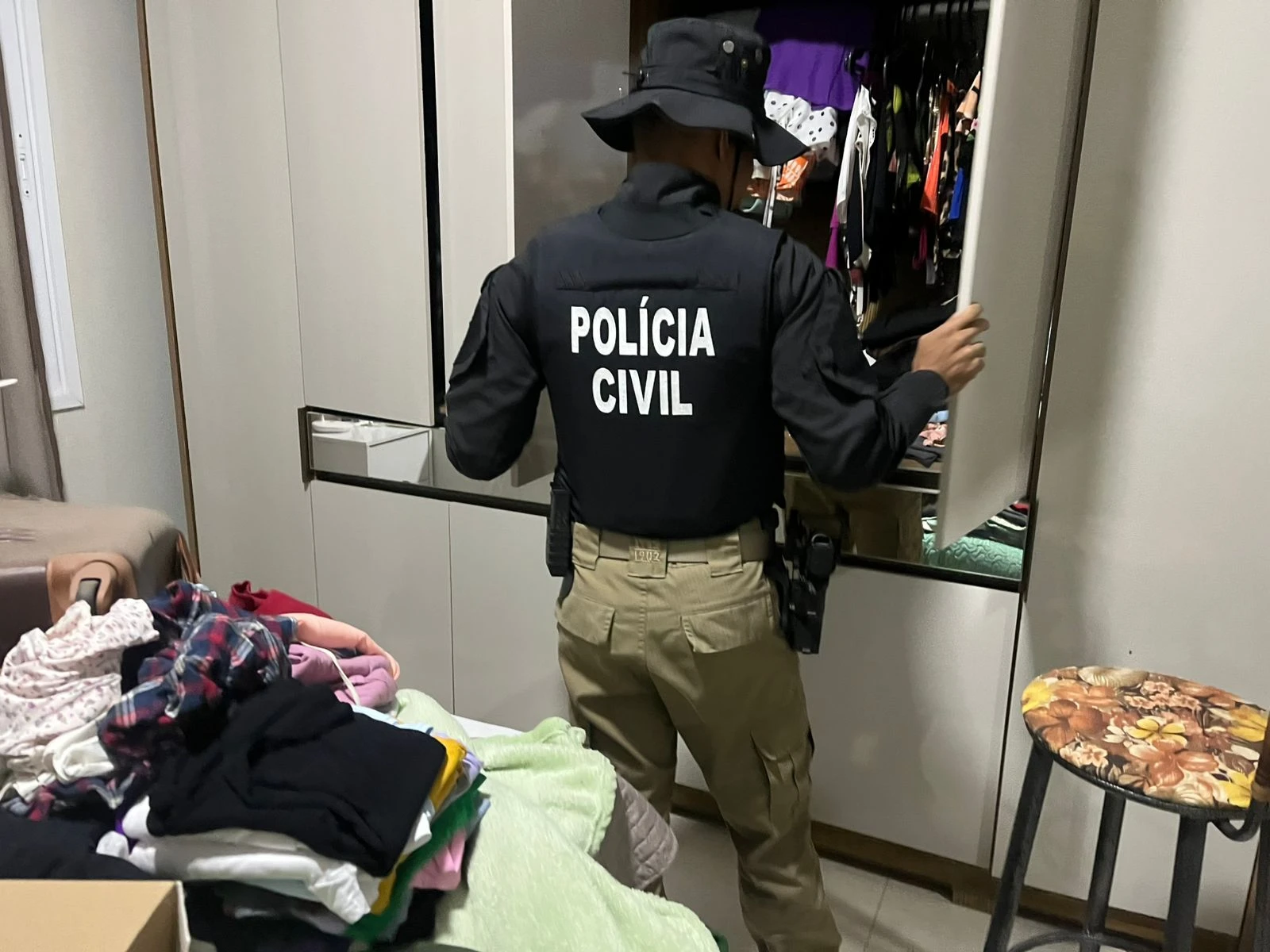 Mãe e padrasto são presos por estupro contra adolescente de 15 anos