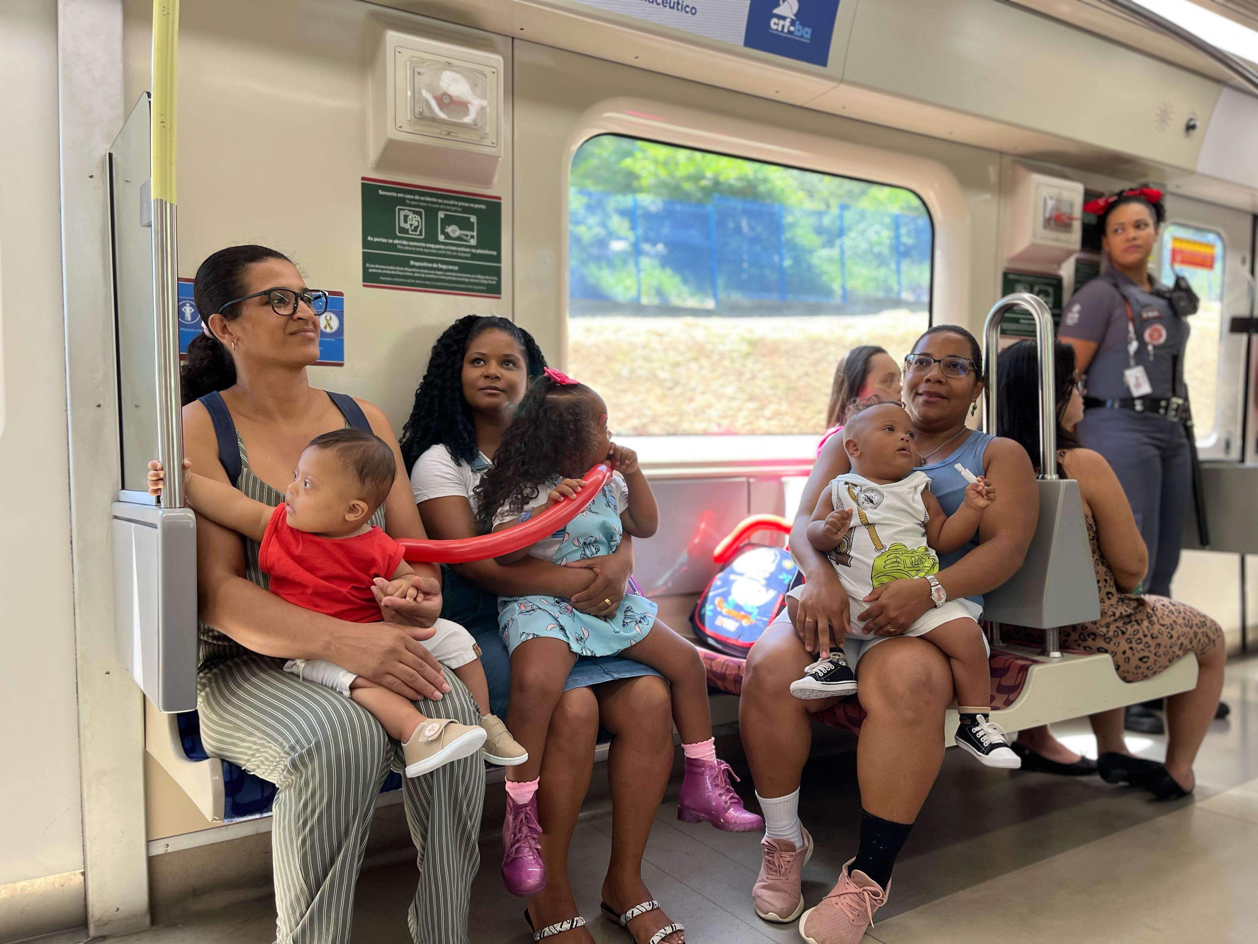 Crianças da APAE visitam exposição fotográfica no metrô de Salvador