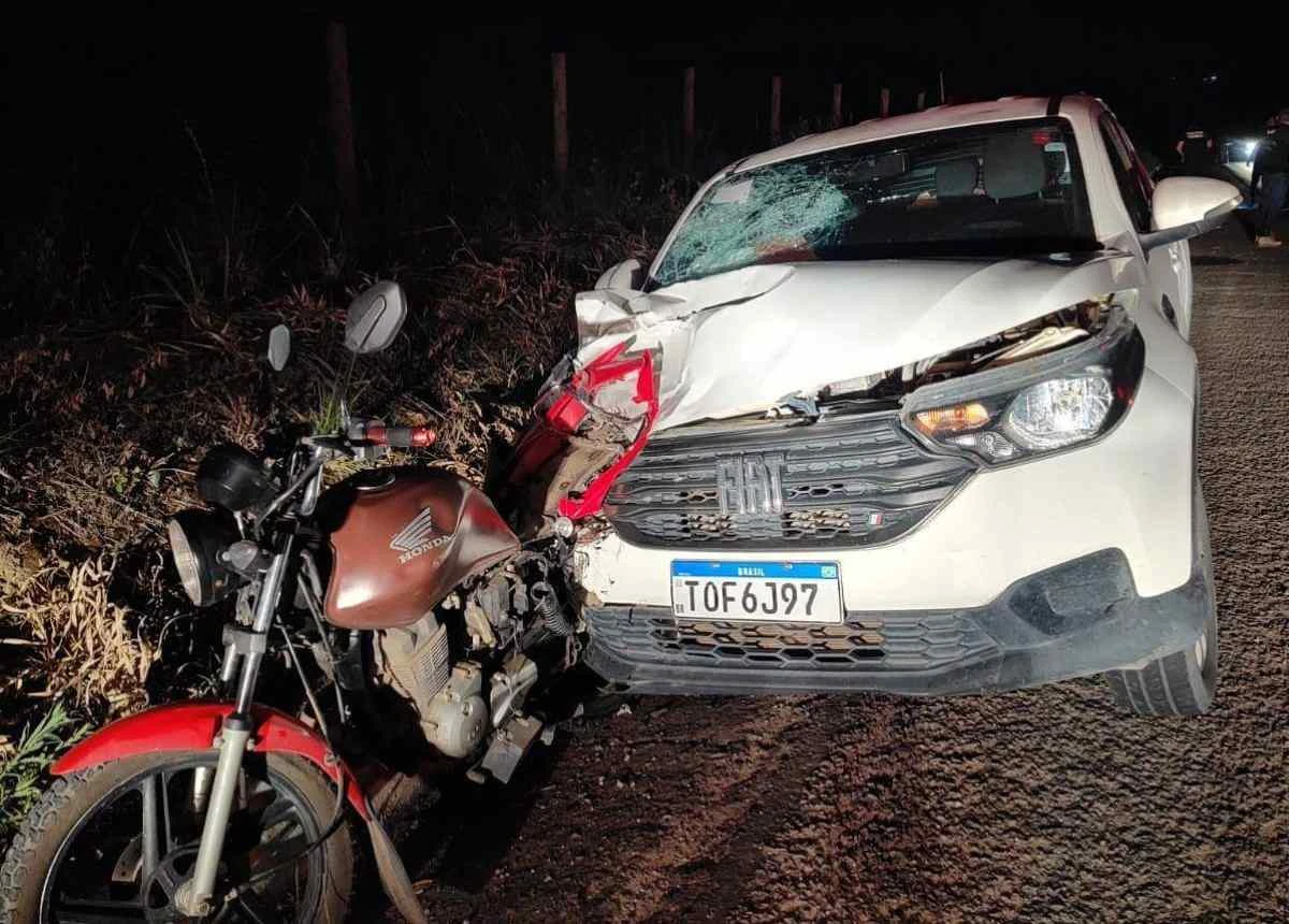 Casal morre em acidente após carro bater na traseira de moto em estrada da Bahia
