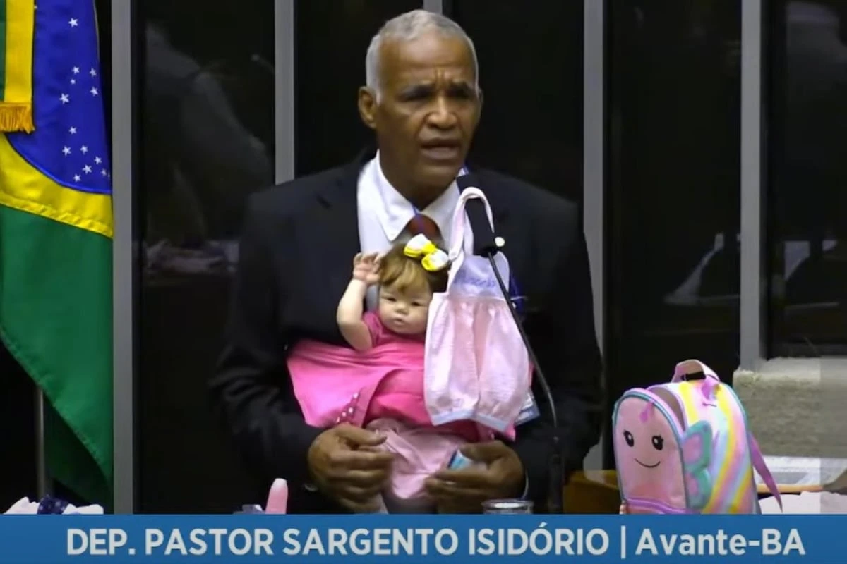 Deputado baiano leva bebê reborn para Câmara e faz alerta: 'Não vamos trocar o natural por silicone'