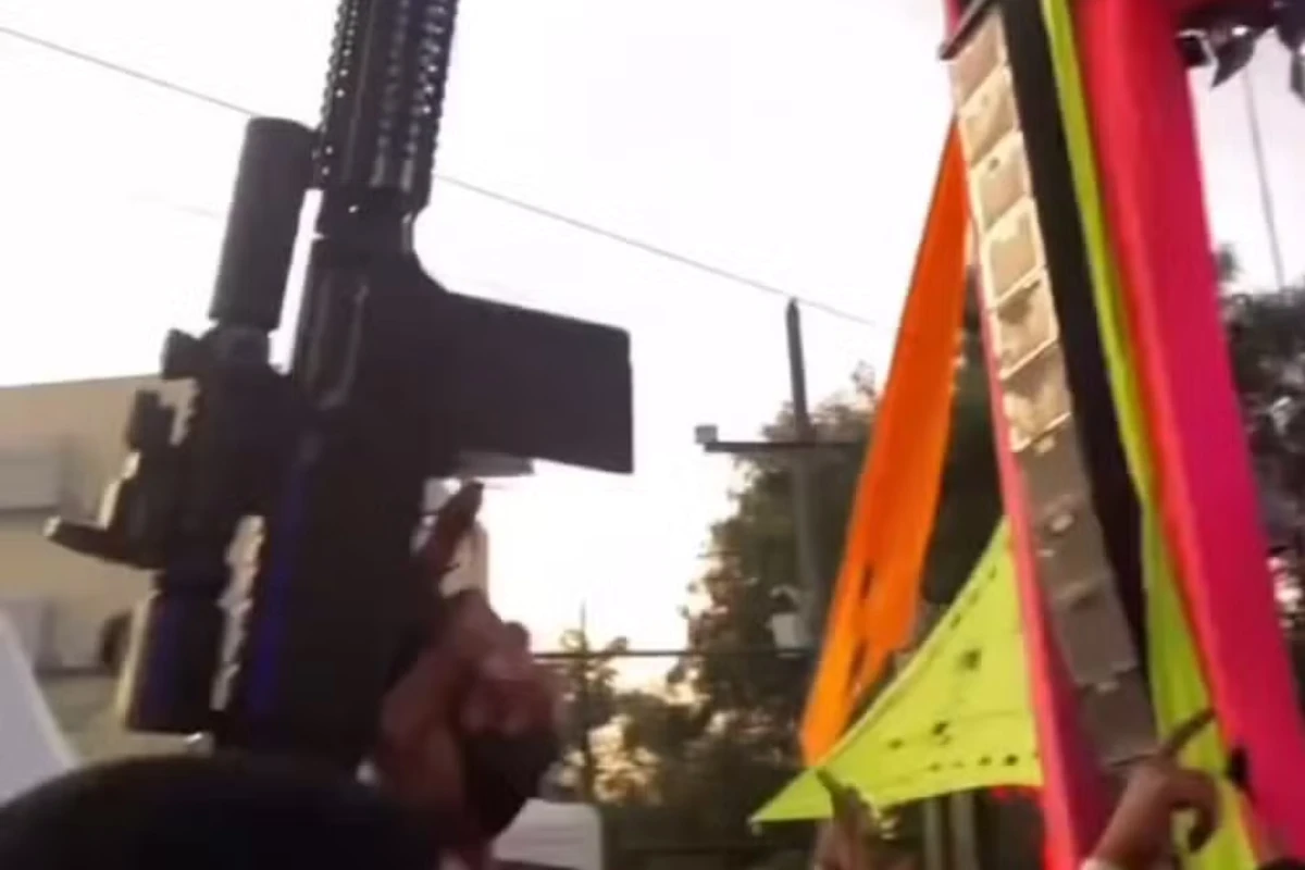 MC Poze vira alvo de investigação policial após fazer 'baile' com presença de traficantes