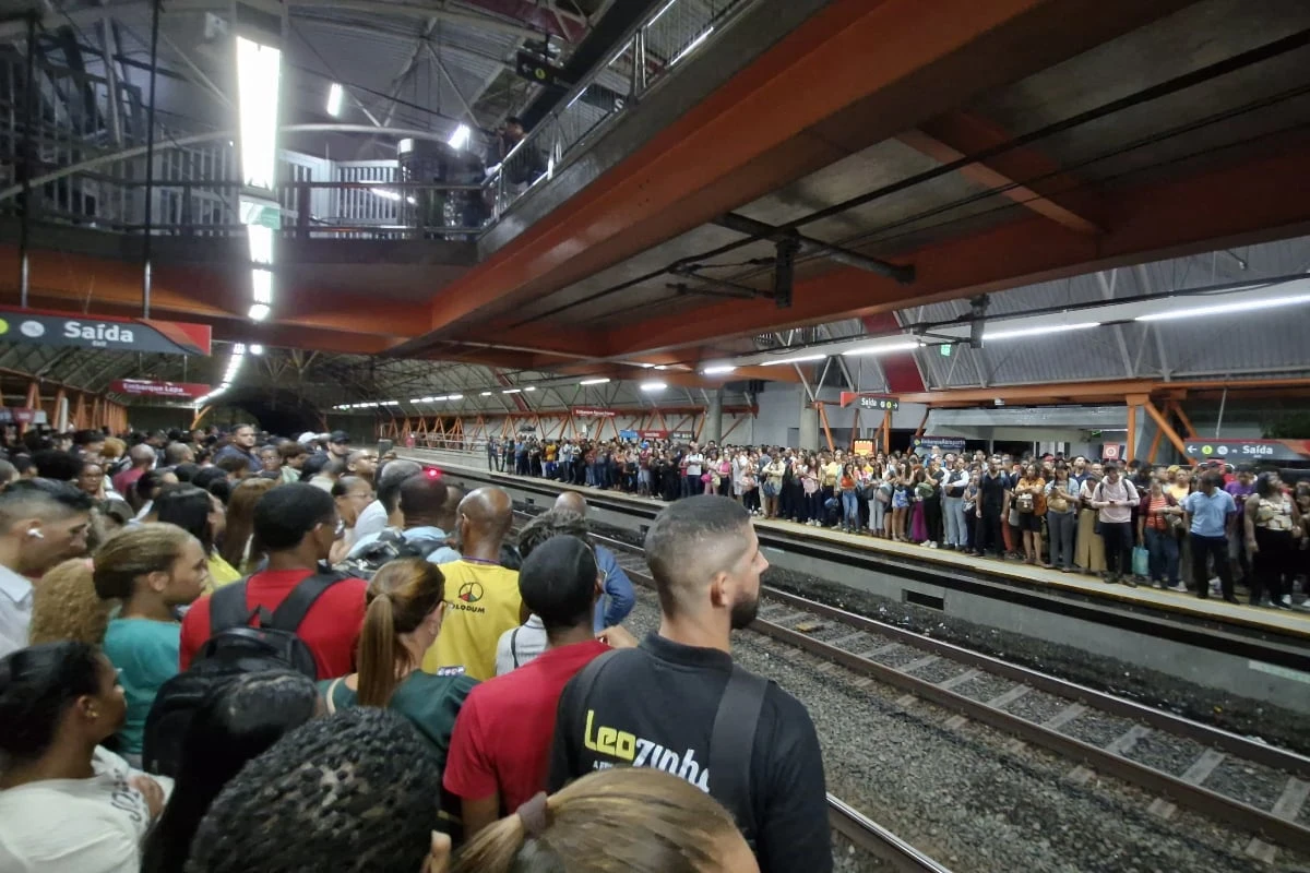 Estação fica lotada após trem do metrô parar de funcionar em Salvador