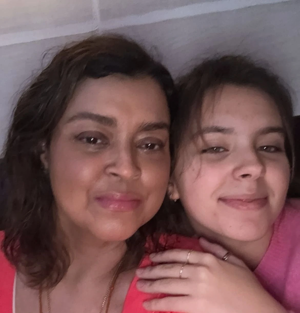 Preta Gil posa ao lado sobrinha Flor Gil em Nova York; cantora aguarda tratamento