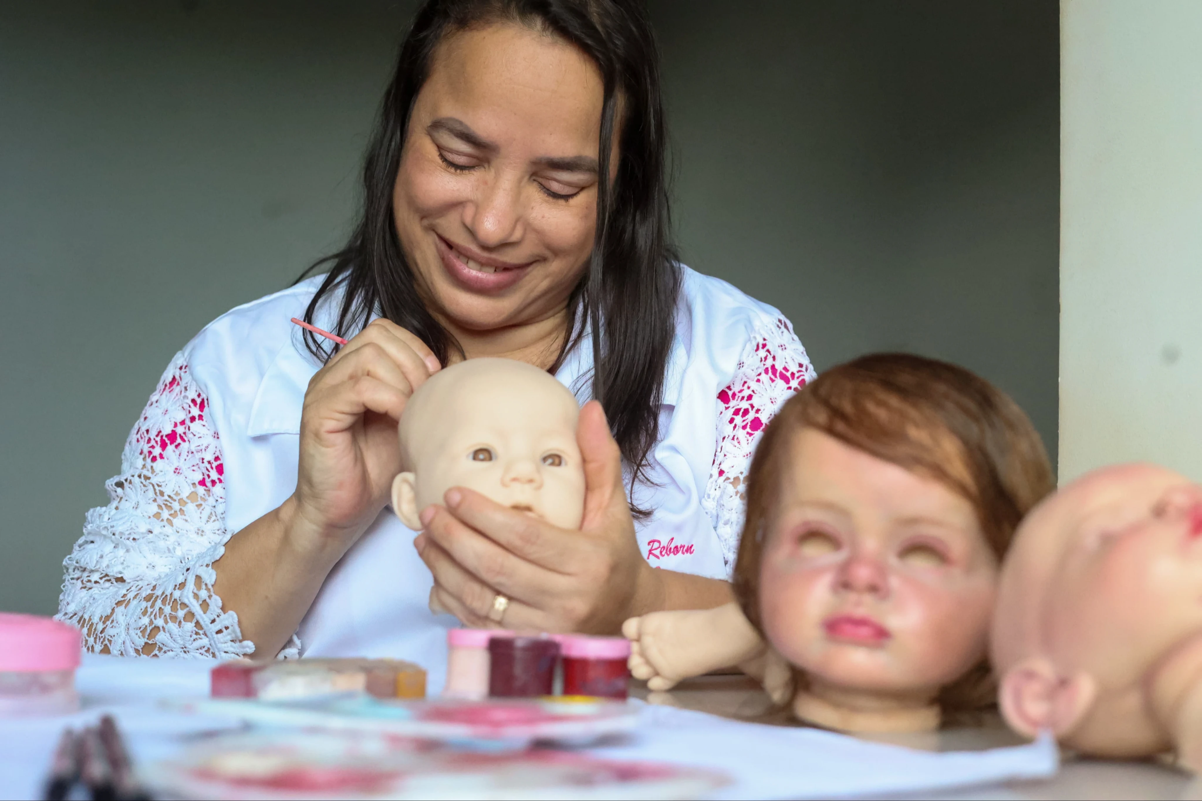 Custam até R$ 12 mil e podem medir 1,20 m: o que faz o bebê reborn ser tão realista