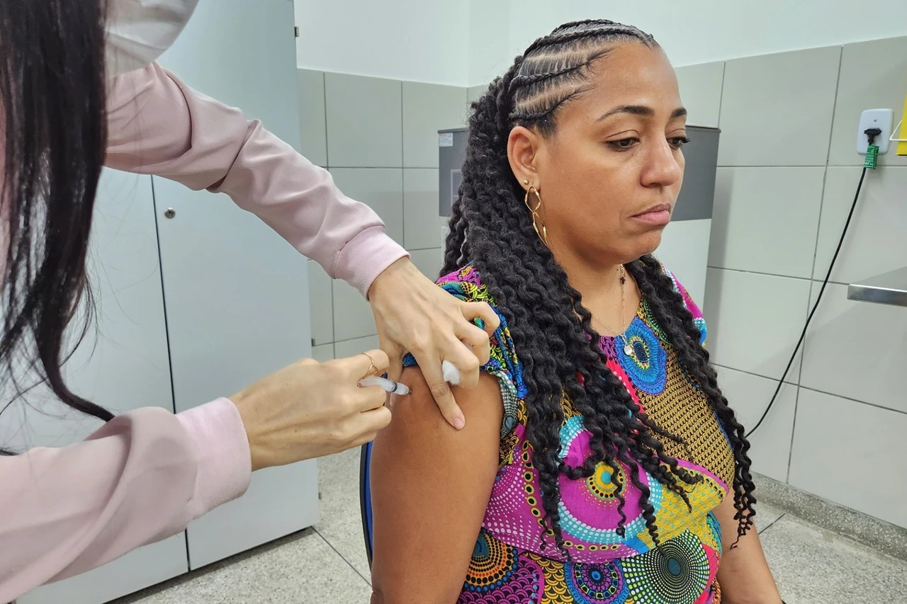 Vacinação contra gripe e covid-19 acontece neste sábado (14), em Salvador; confira locais