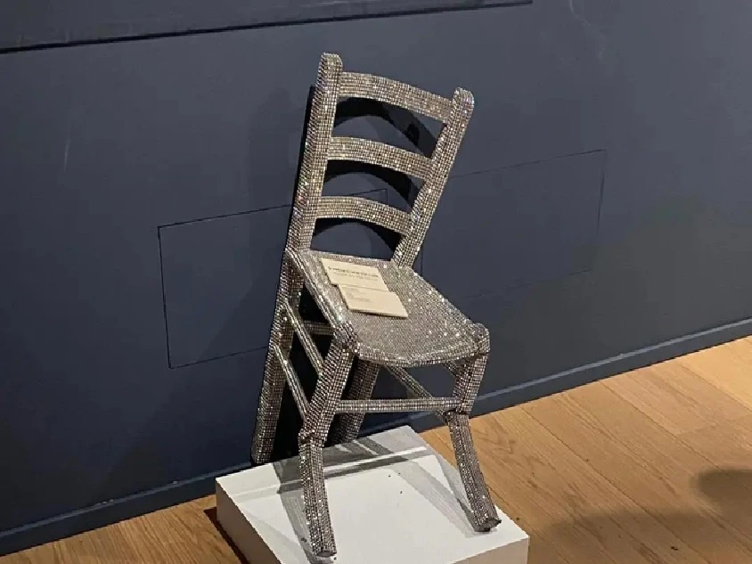 Vídeo: homem quebra cadeira de cristais Swarovski ao tentar tirar foto em museu
