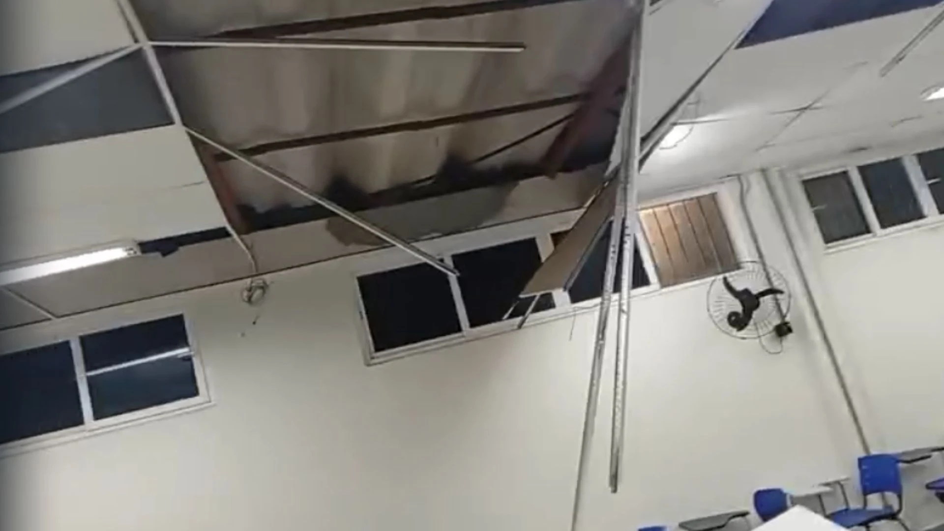 Assista: parte de teto de sala na Ufba desaba e aulas são suspensas