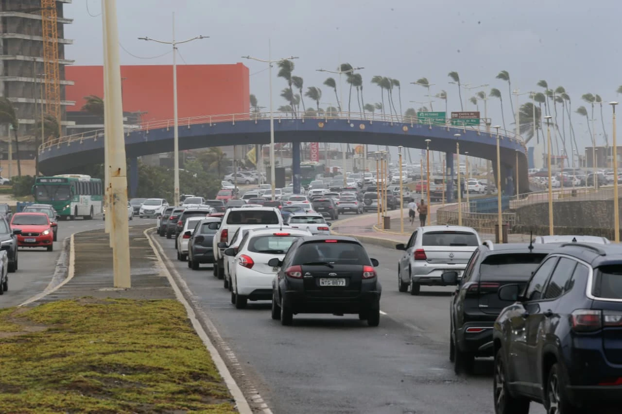 Chegada de frente fria vai provocar mais chuvas fortes e rajadas de vento em Salvador