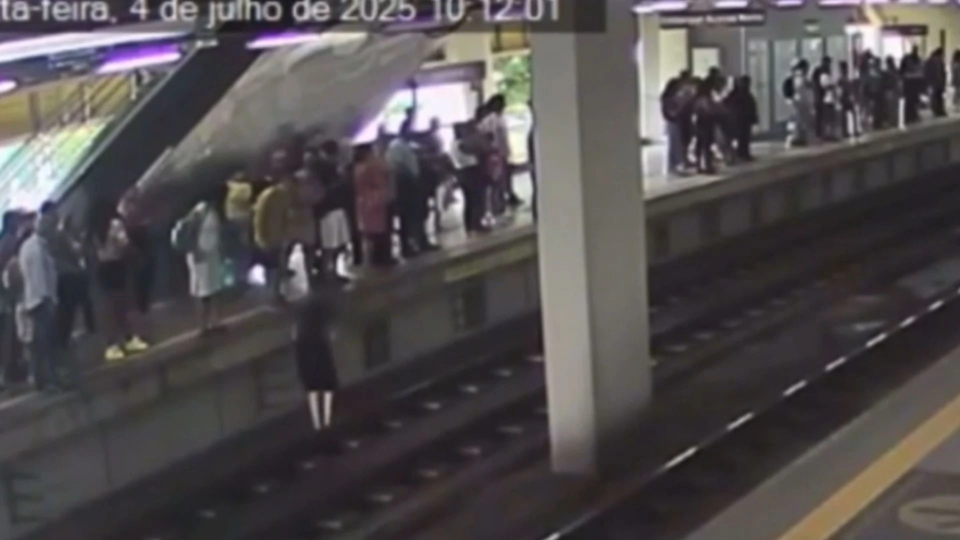 Vídeo: homem se arrisca e pula nos trilhos do metrô para salvar celular