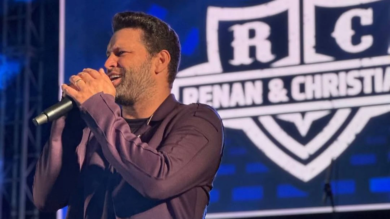 Cantor sertanejo é alvo de operação da PF que investiga fake news em eleições