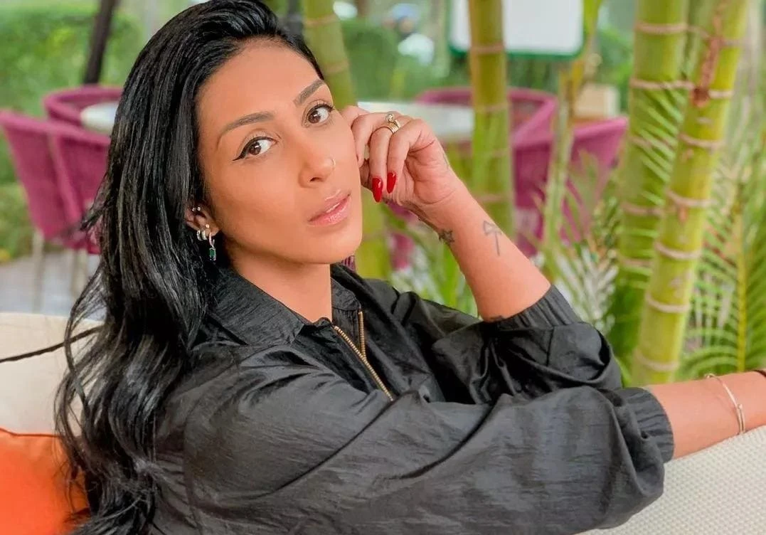 Ex-BBB Amanda Djehdian emociona ao revelar perda do bebê: 'Silêncio que rasgou nossa alma'