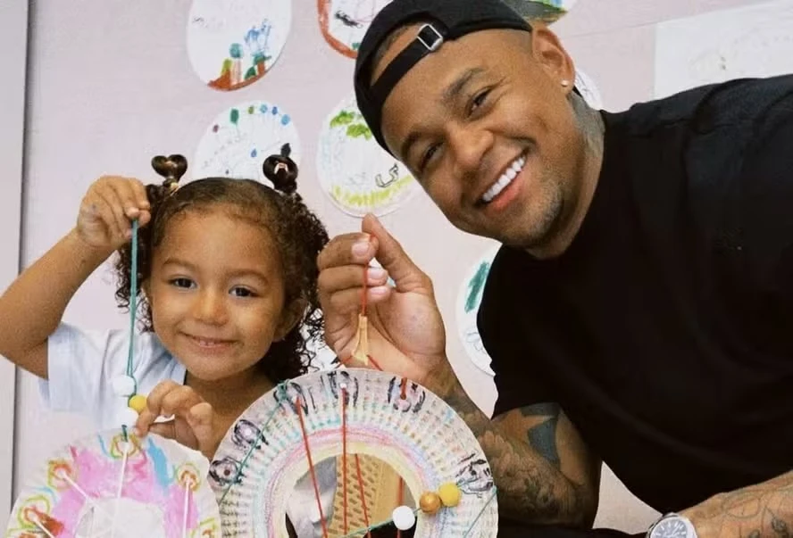 Léo Santana encanta web em evento escolar ao lado da filha Liz: 'Amo ver você crescer'