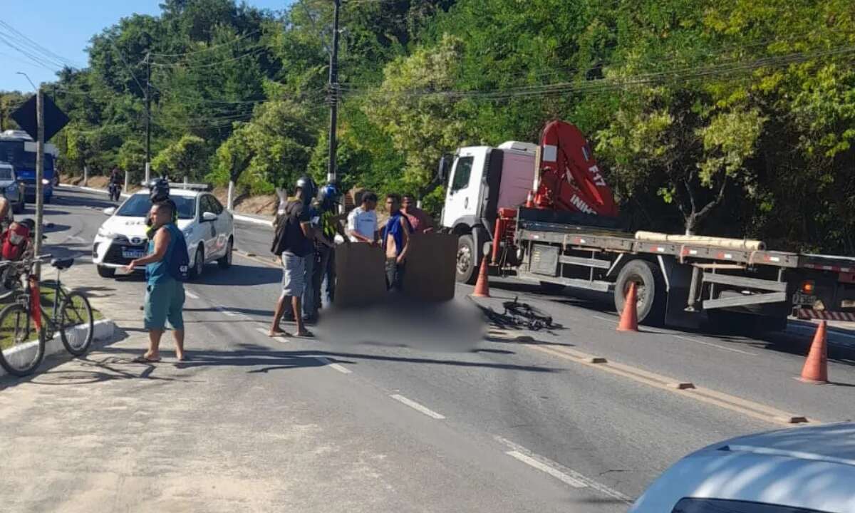 Ciclista bate a cabeça após ser atropelado por caminhão em Porto Seguro