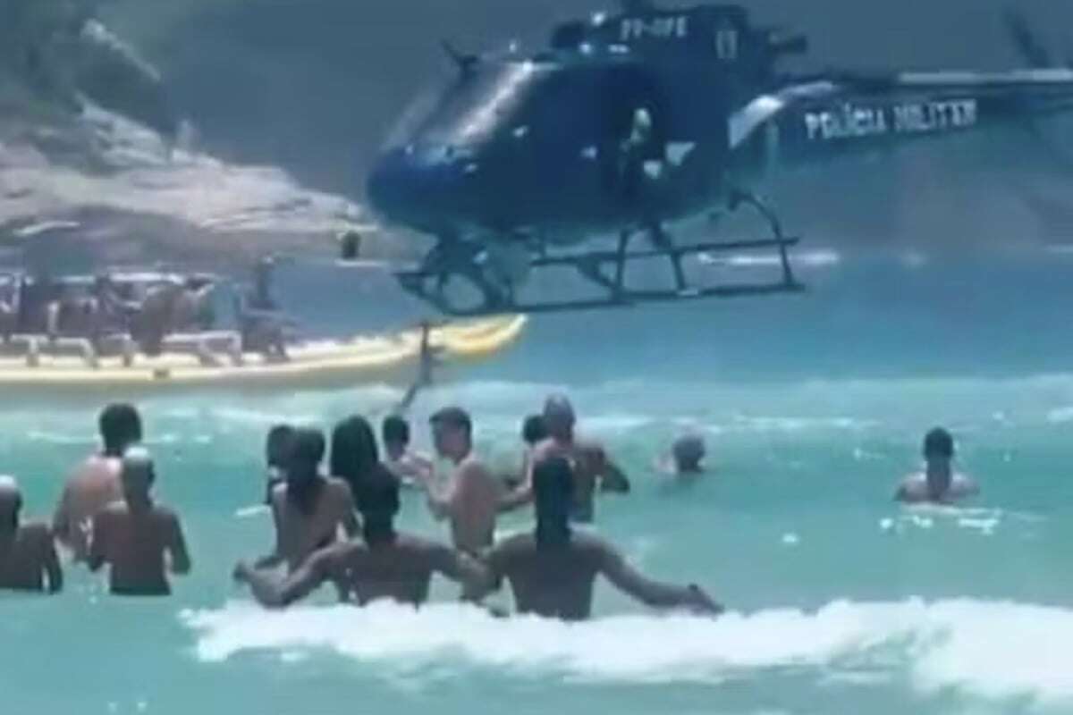 VÍDEO: PM deixa fuzil cair de helicóptero e banhista devolve arma em Cabo Frio