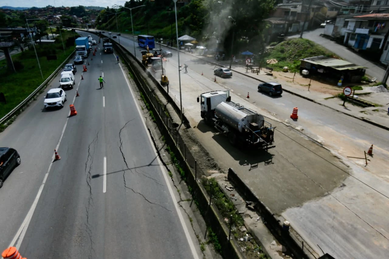 Trecho da BR-324 volta a ceder e rodovia é interditada outra vez na Bahia