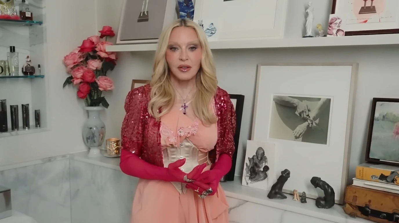 Madonna abre mansão e revela que tem banheiro enfeitado com 'pênis brasileiros'; veja