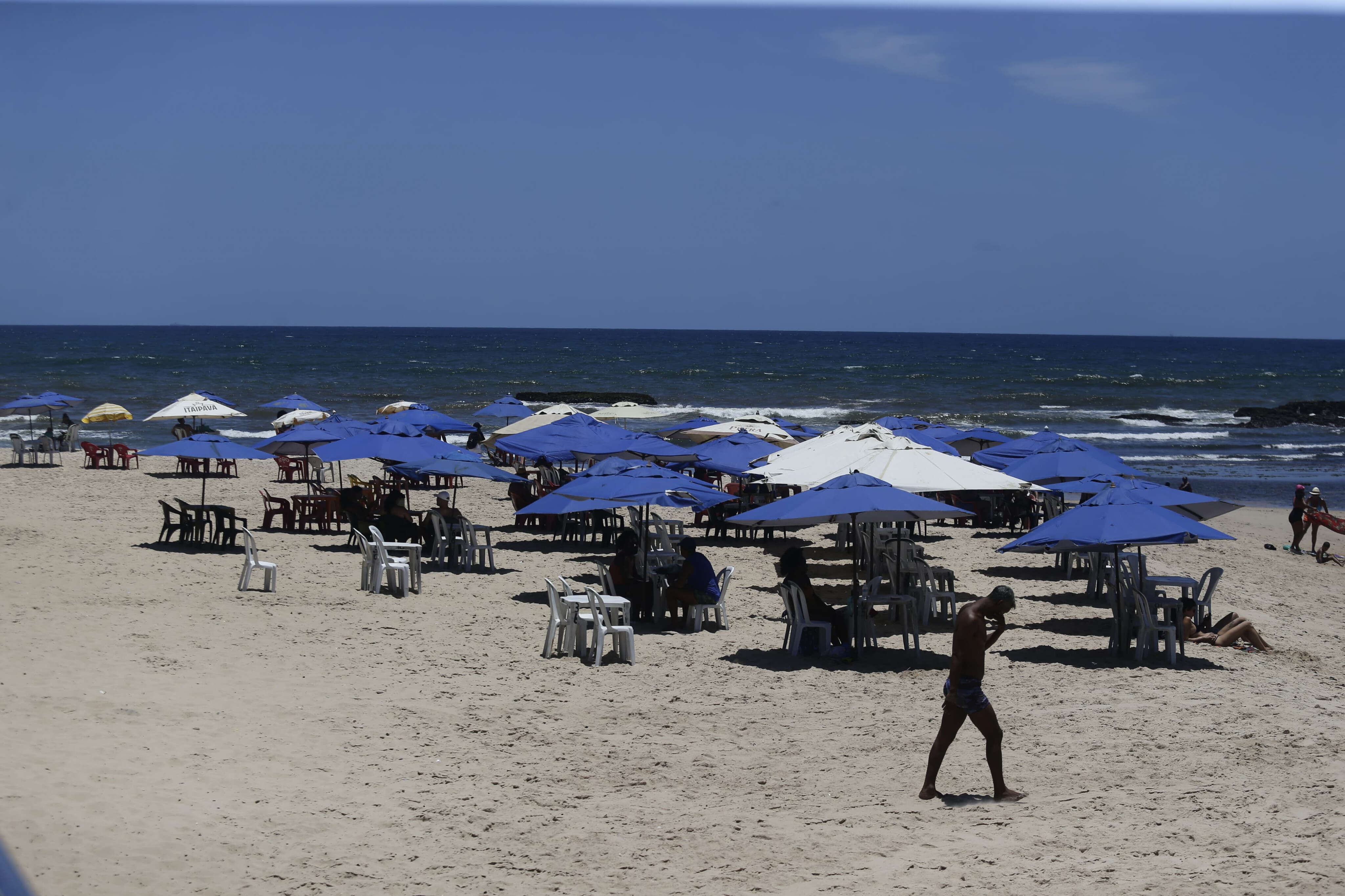 Aluguel de sombreiro e cadeira no Porto da Barra chega a custar R$ 120; no Buracão, pode sair de graça