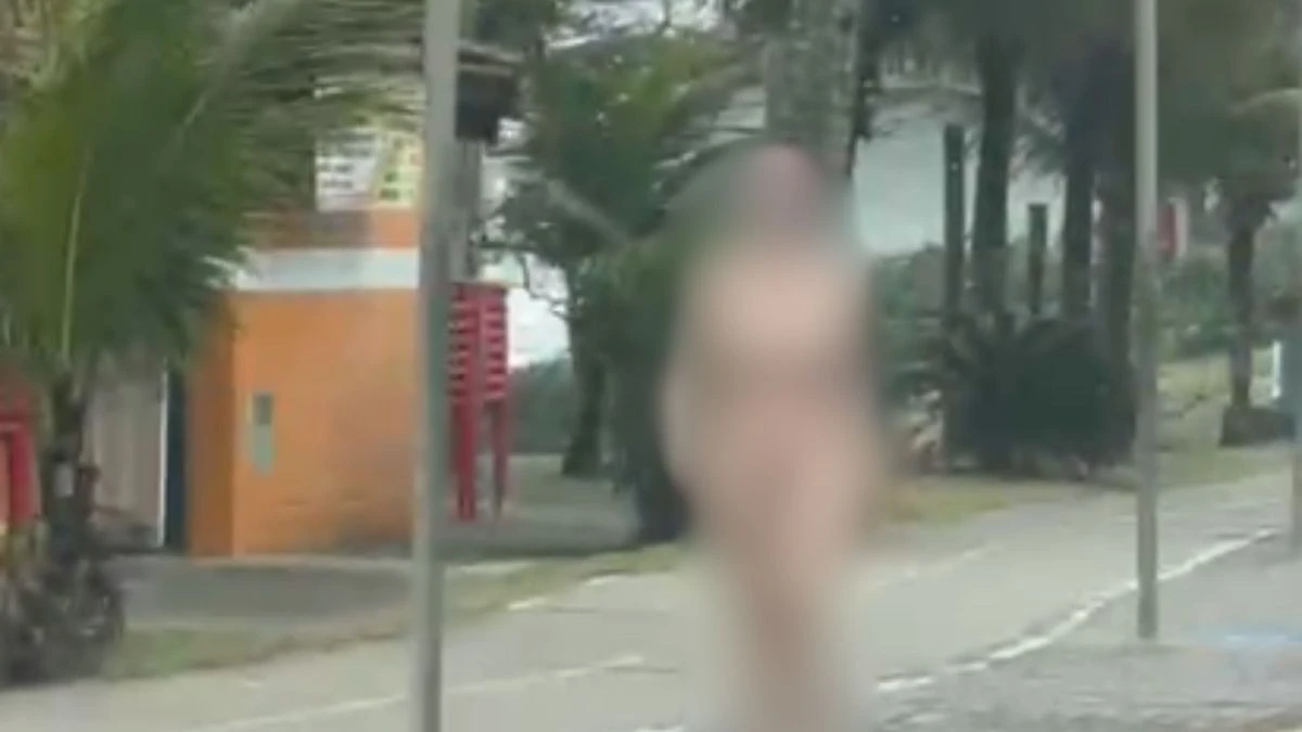 Mulher mata próprio pai com 20 facadas, sai nua em orla e diz que era abusada por ele