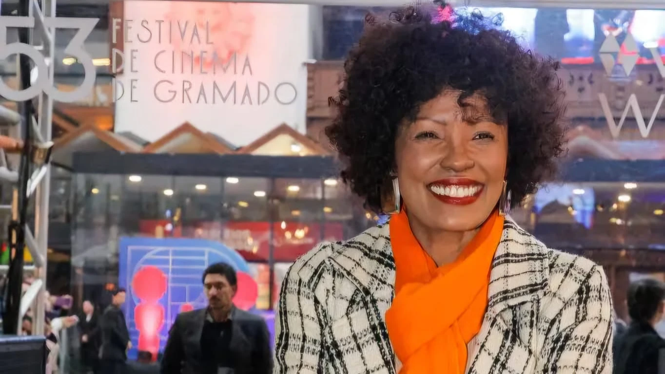 Isabel Fillardis faz história e é eternizada na Calçada da Fama de Gramado