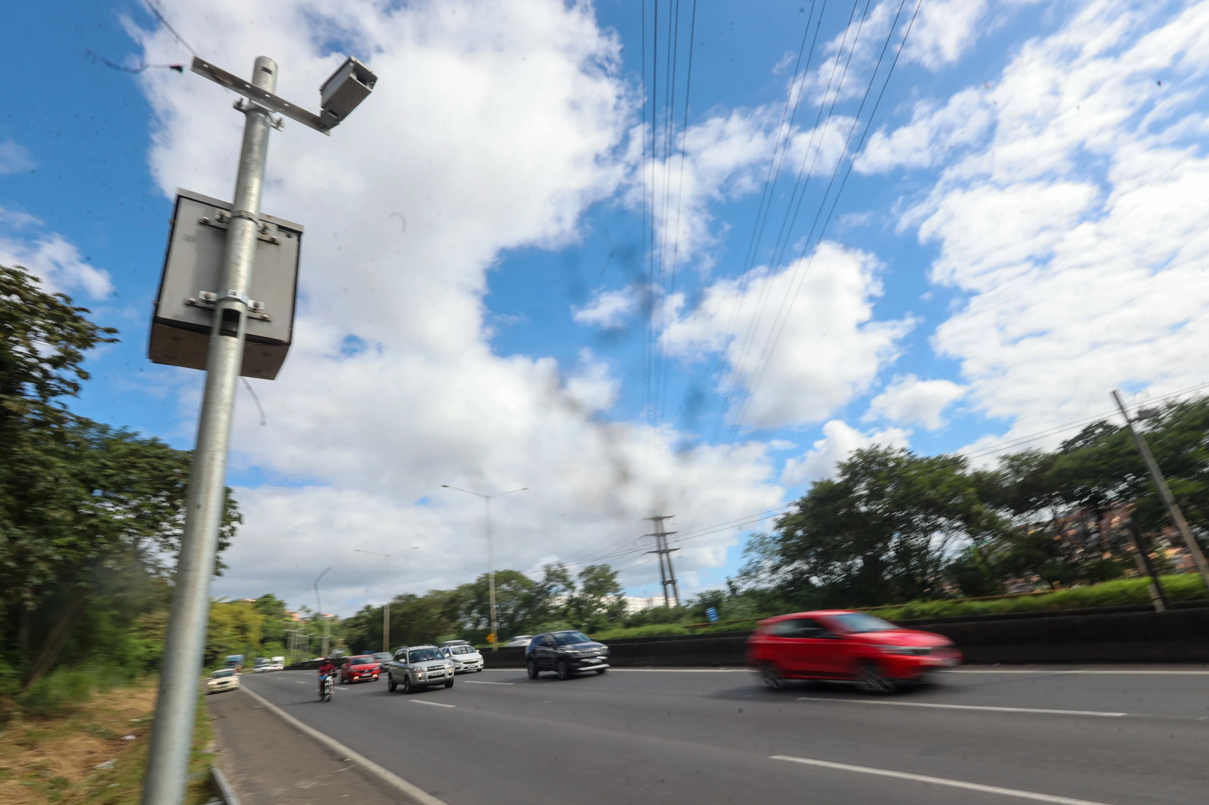 Trecho da BR-324 é interditado após tombamento de veículo na Bahia
