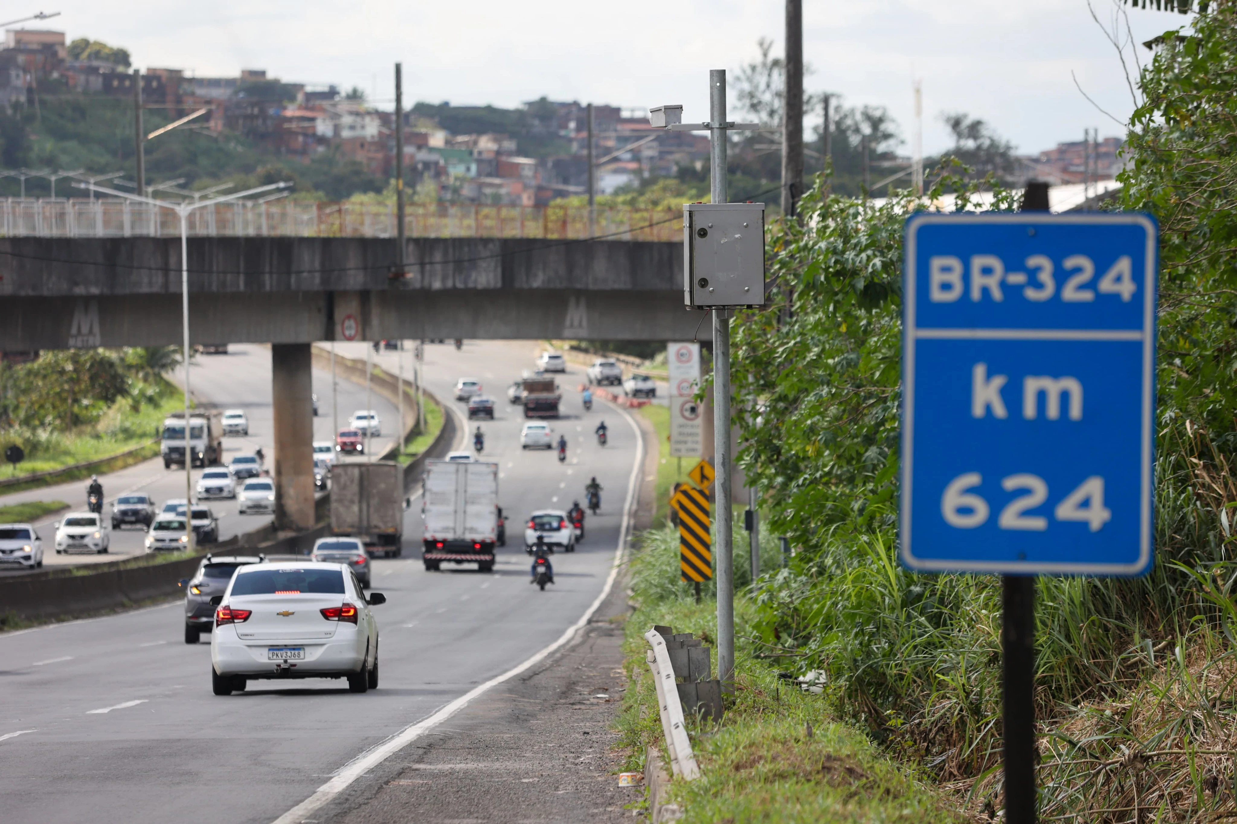 Briga de trânsito acaba com um homem morto a tiros na BR-324
