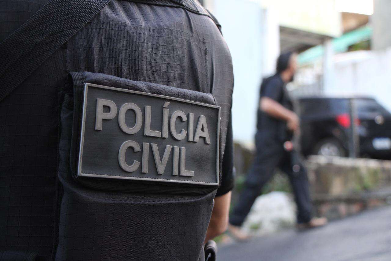 Homem tenta assaltar ônibus com arma falsa e é preso pela PM