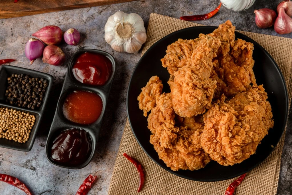 Rede famosa de frango frito entra com pedido de falência e anuncia fechamento de lojas