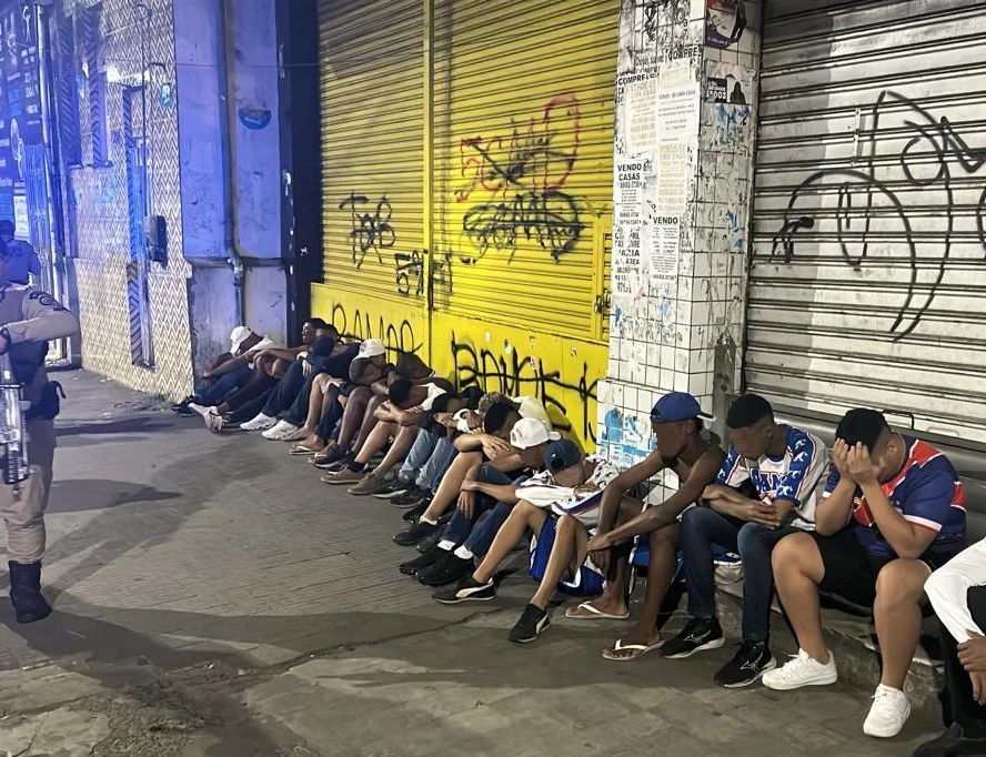 Mais de 20 pessoas vão parar em delegacia após briga de torcida organizada em Salvador
