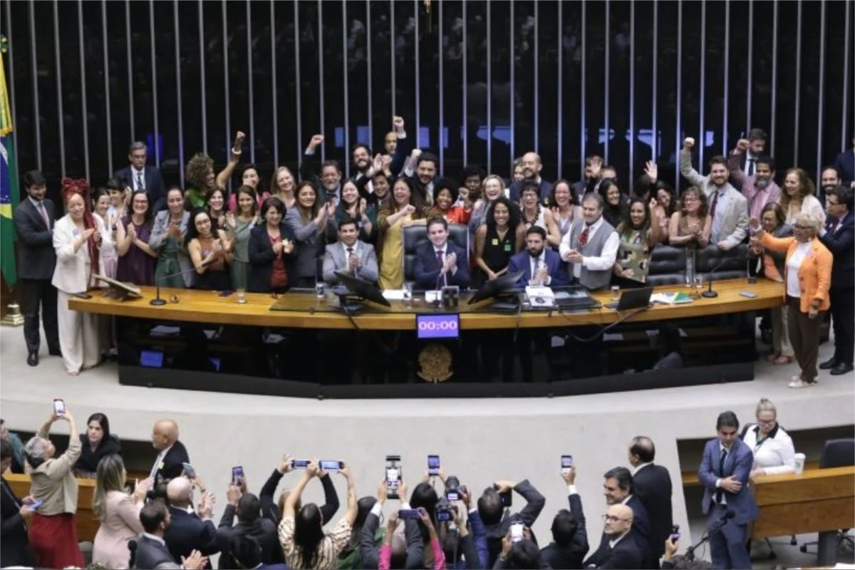 Câmara aprova projeto de lei contra adultização que endurece regras sobre uso das redes por crianças