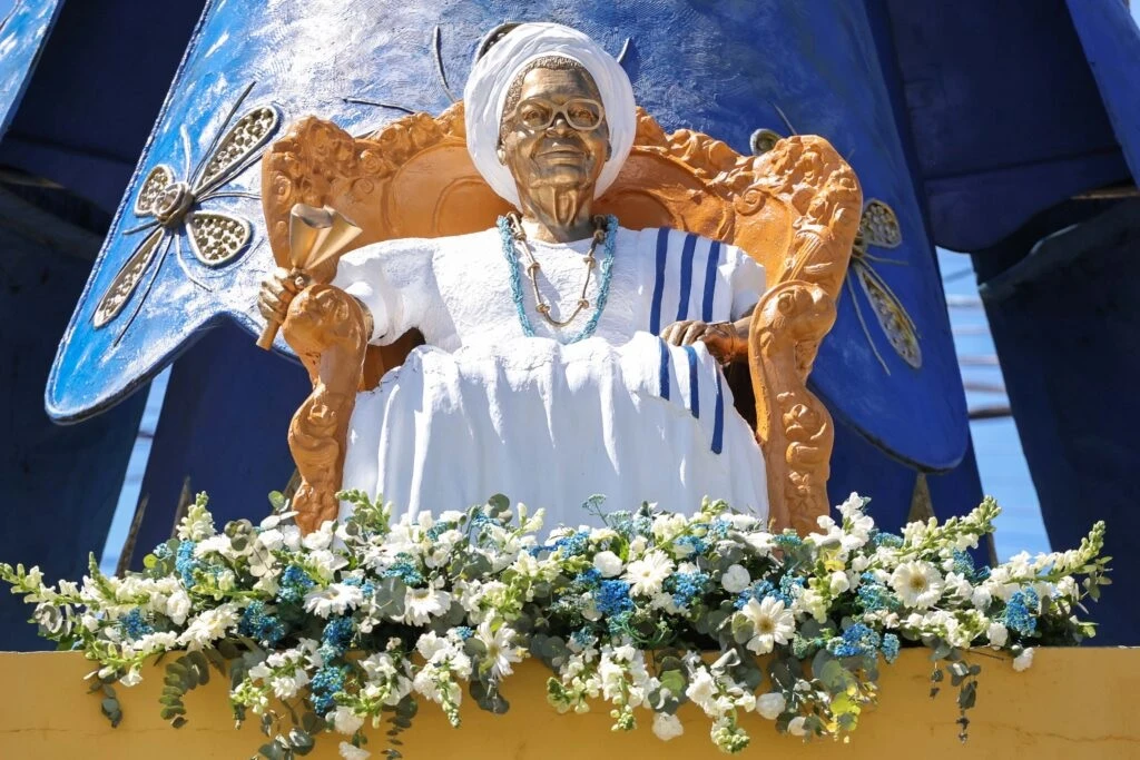 Ato com líderes religiosos, estudantes e muita música celebra Mãe Stella de Oxóssi