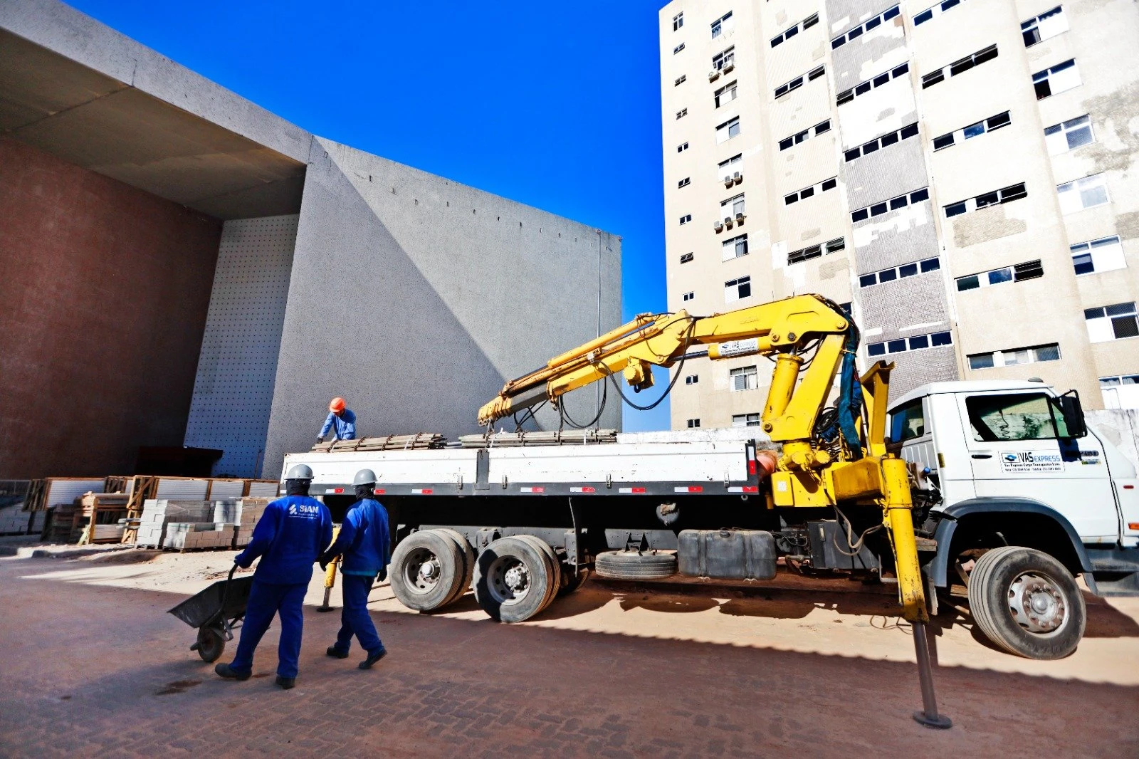 Menos da metade das obras do TCA foram executadas até o momento