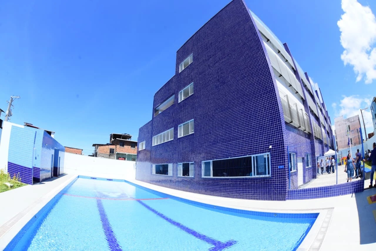 Prefeitura entrega nova escola com piscina e 1,2 mil vagas em Sussuarana