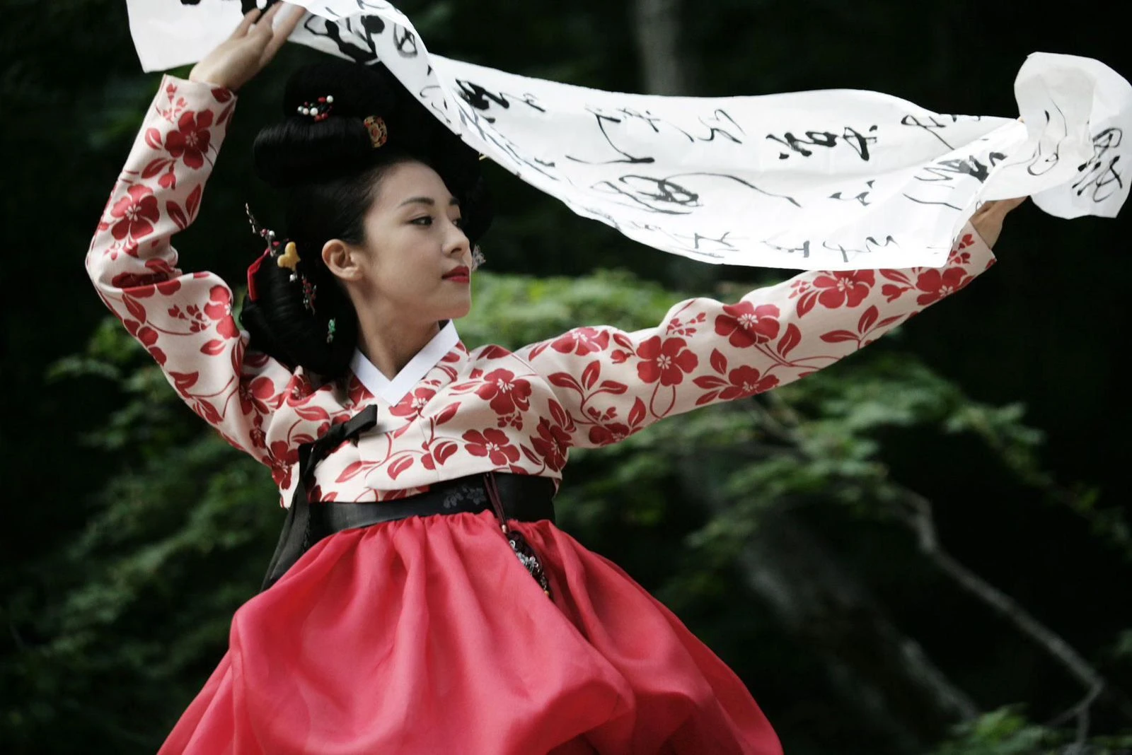 Hanbok: vestimos o traje tradicional coreano para contar a história da peça