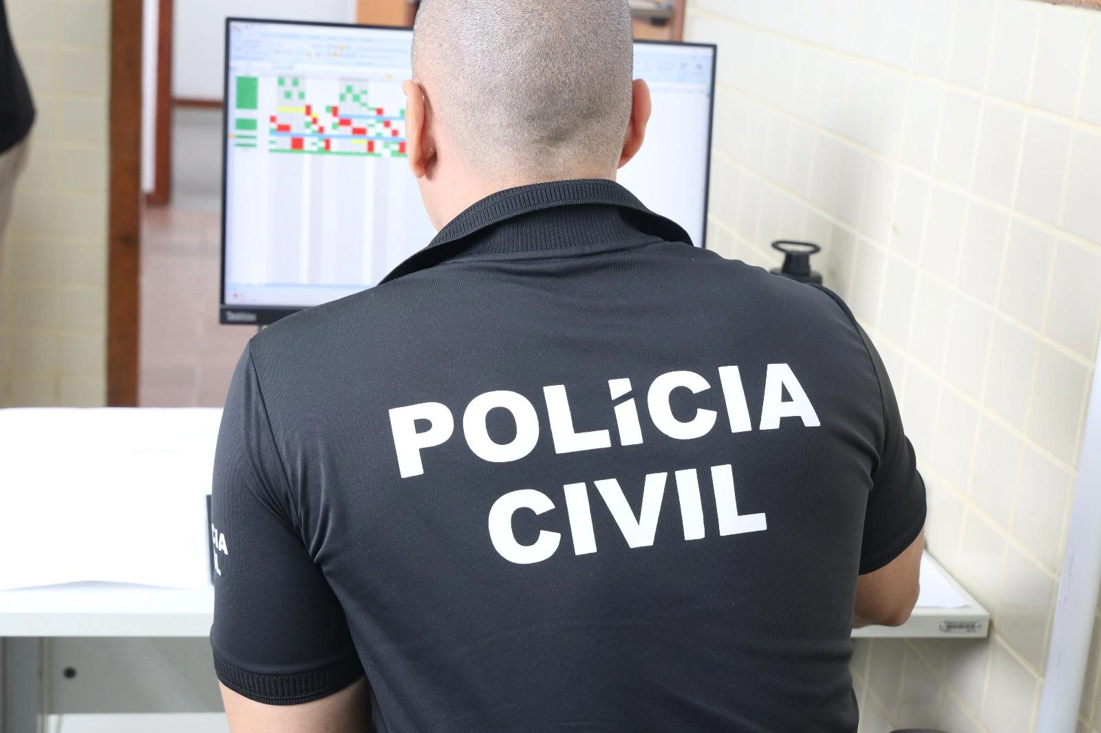 Mulher é presa após matar ex-marido com panela de óleo fervente enquanto ele dormia