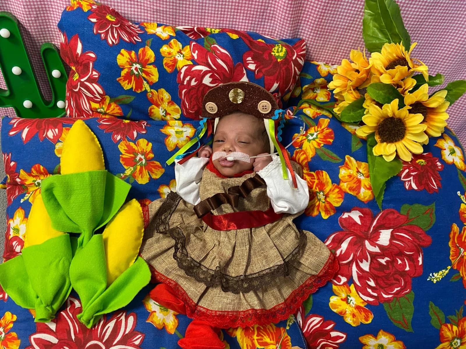 Hospital baiano faz ensaio fotográfico junino com bebês prematuros