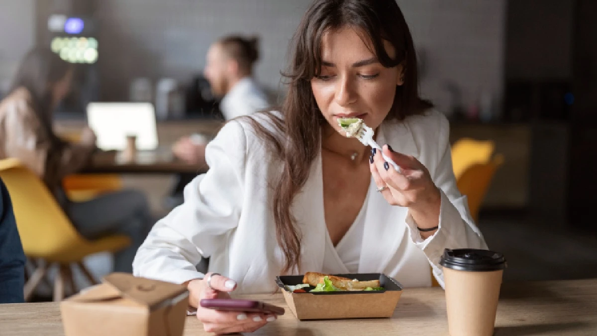 Por que colocar os cotovelos na mesa é considerado rude na etiqueta?